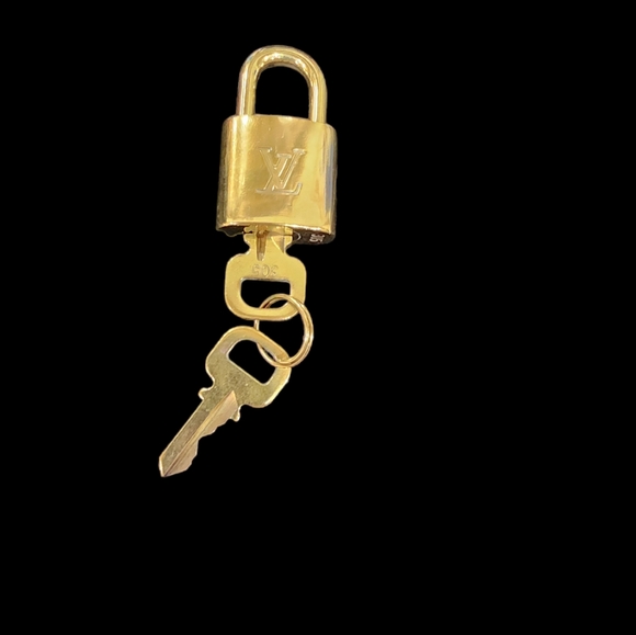 #305 Louis vuitton lock and key - Picture 4 of 4